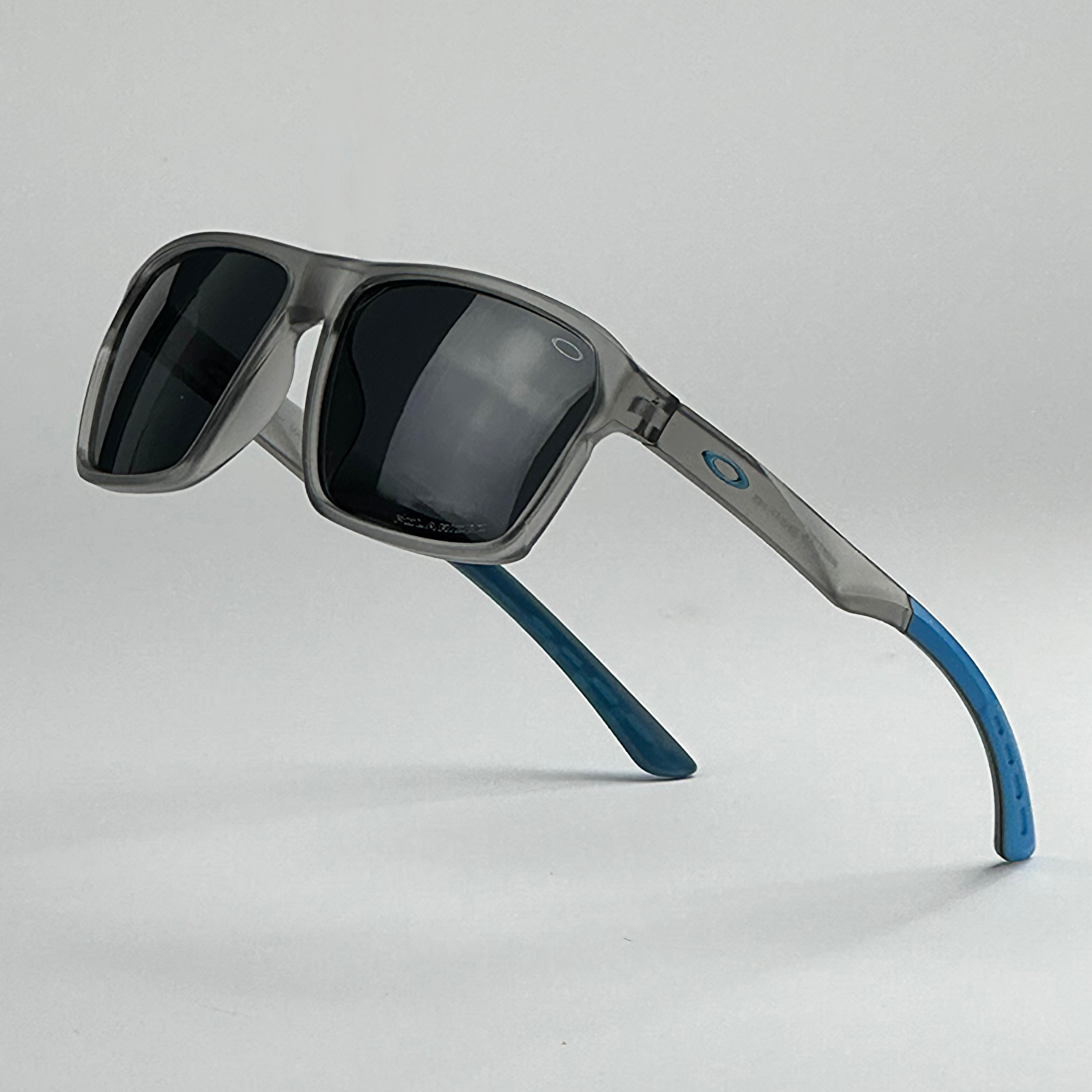 عینک آفتابی Oakley فریم دودی شفاف